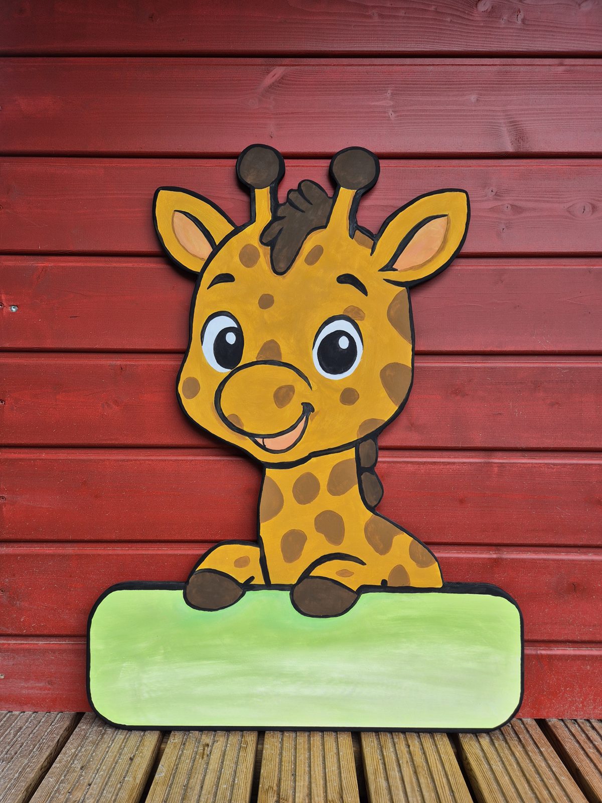 Giraffe auf grüner Namensfläche, bemalte Holztafel