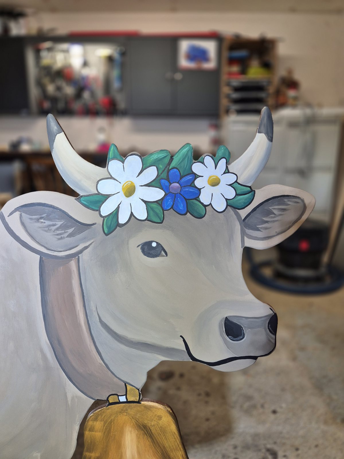 Nahaufnahme einer Kuh mit Blumenkranz