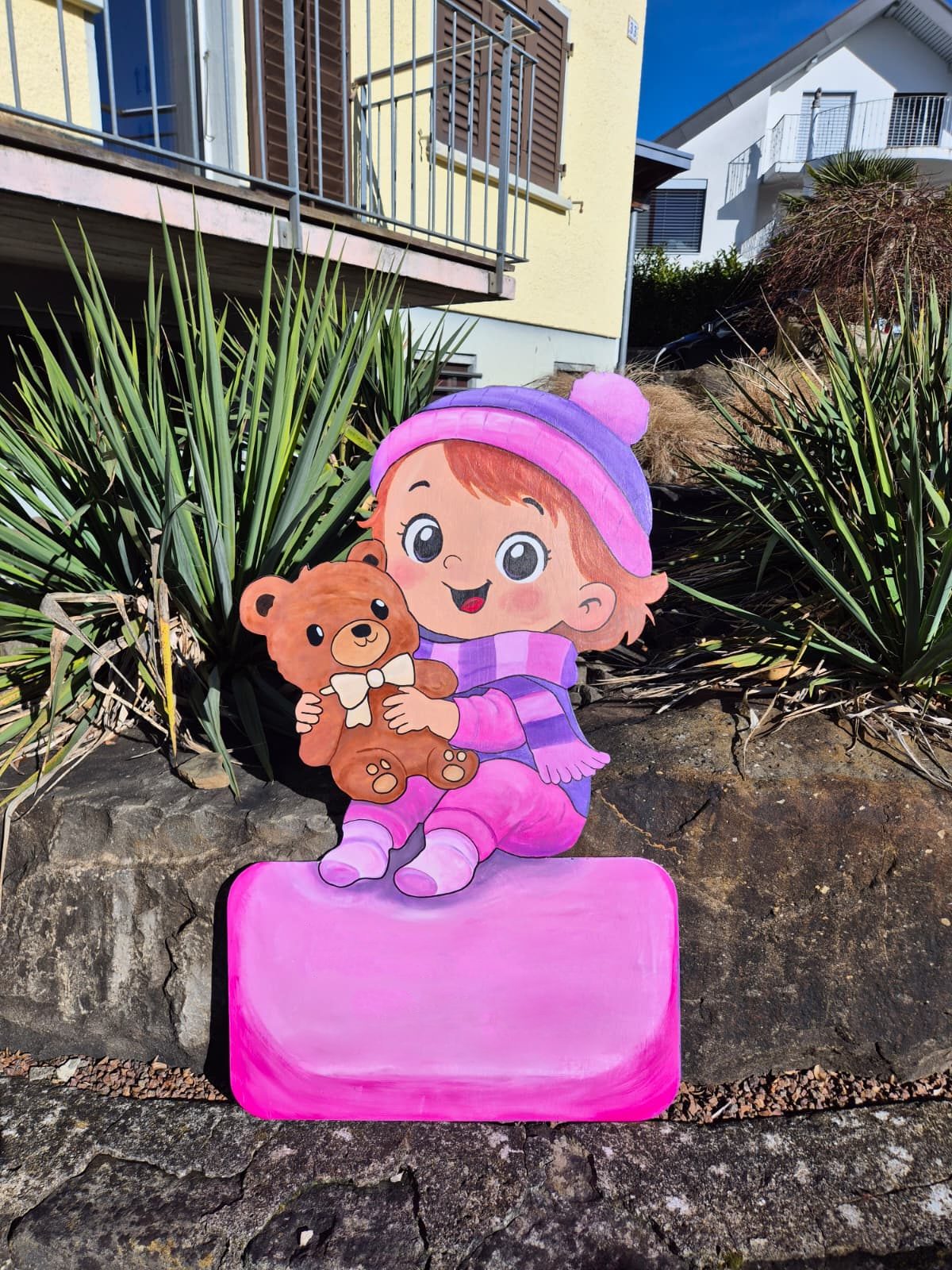 Mädchen mit rosa Mütze und Teddy auf pinker Namensfläche