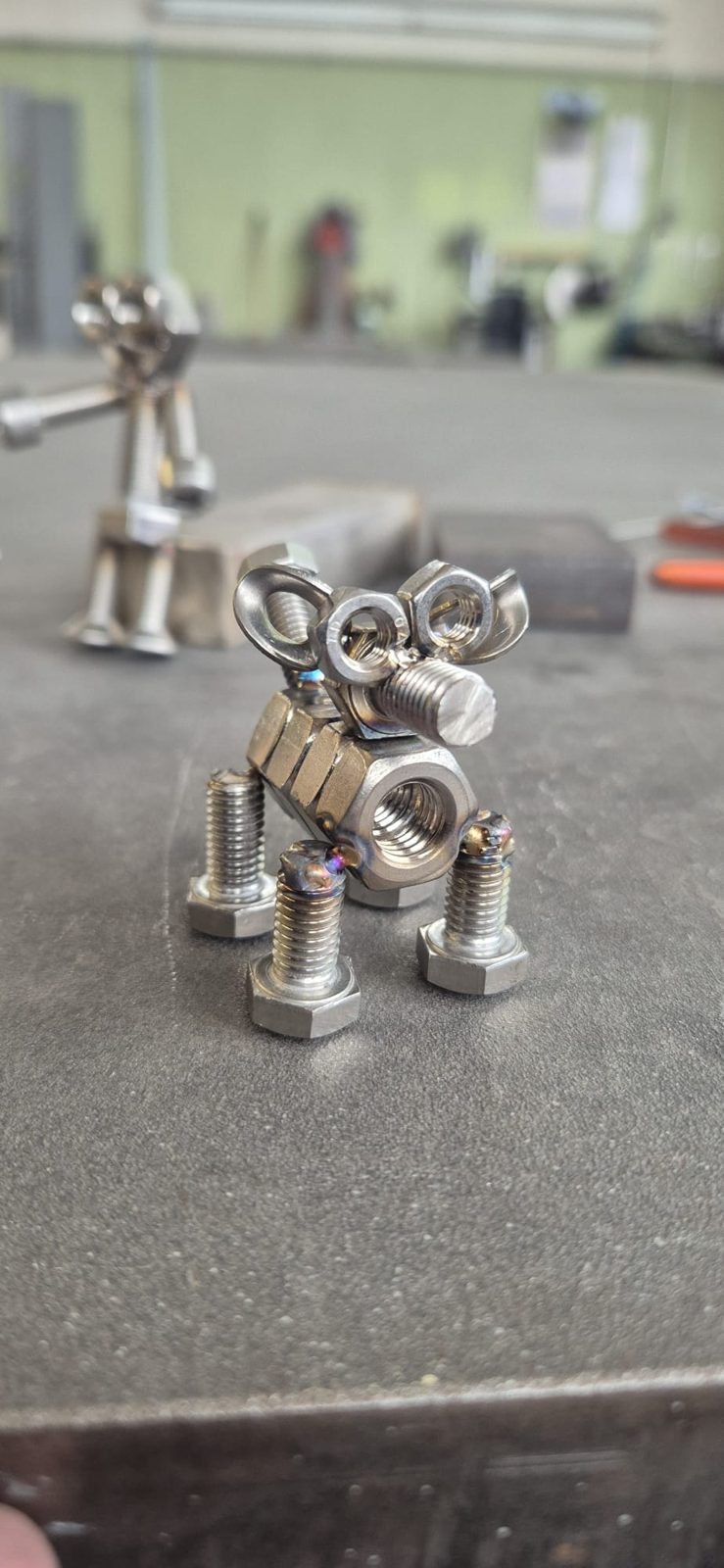 Metallmännchen mit einem Hund aus Muttern und Schrauben