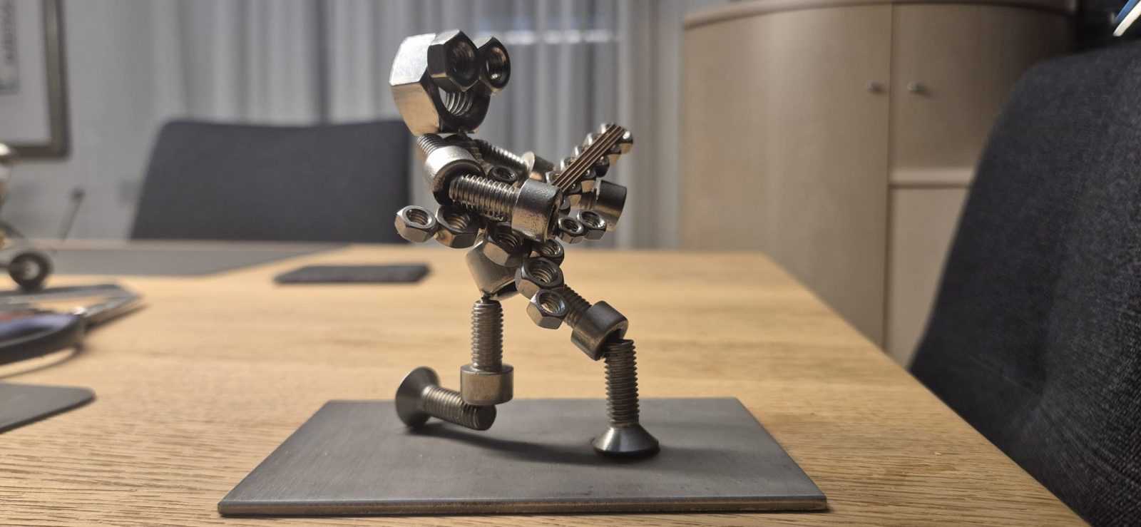 Metallmännchen mit Gitarre, seitlich fotografiert
