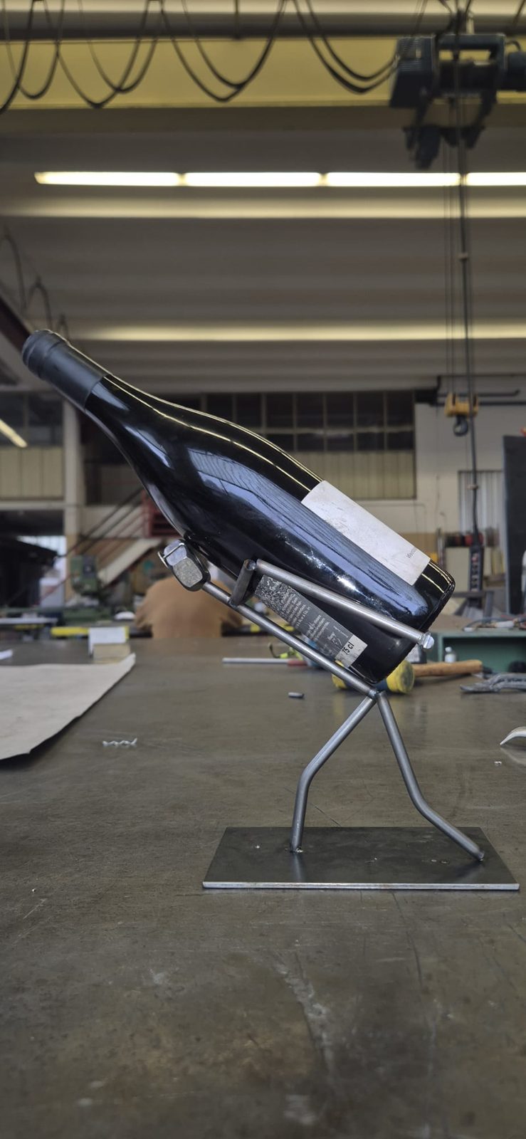 Flaschenhalter aus Metall, in dem eine Weinflasche liegt