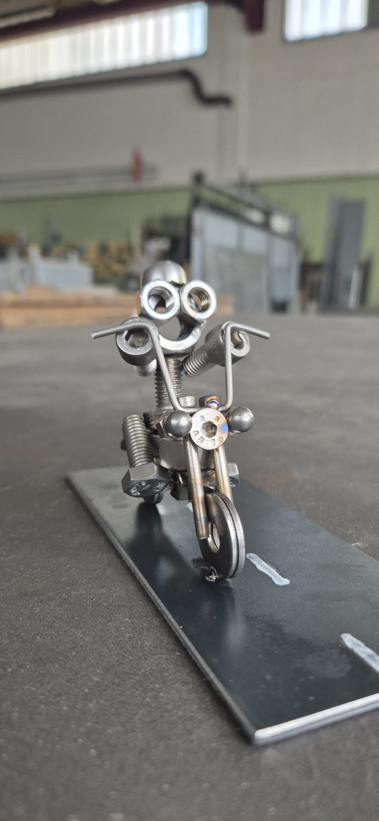 Metallmännchen auf einem Motorrad in der Werkstatt