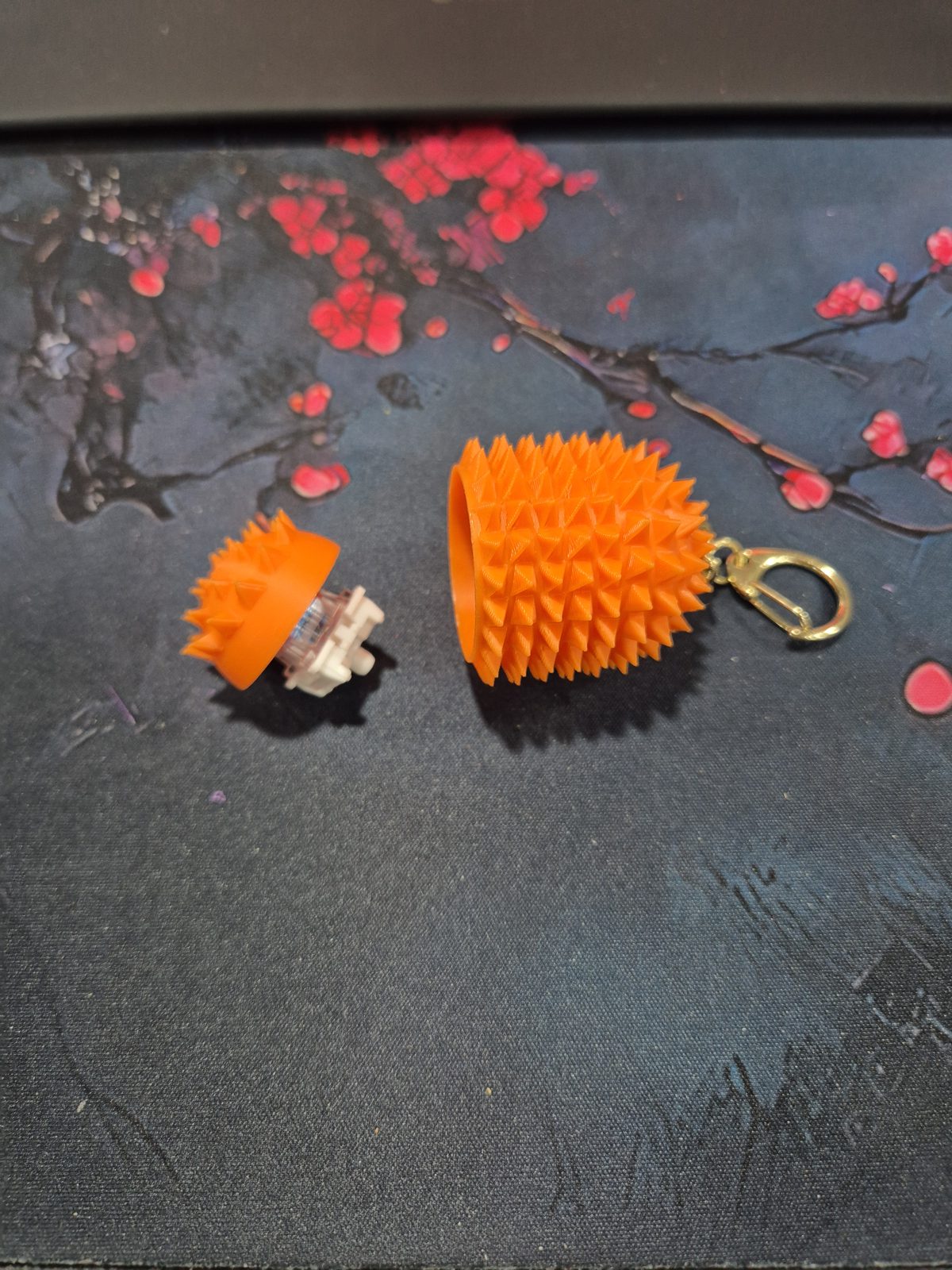 Orangefarbener Stachel-Anhänger, geöffnet