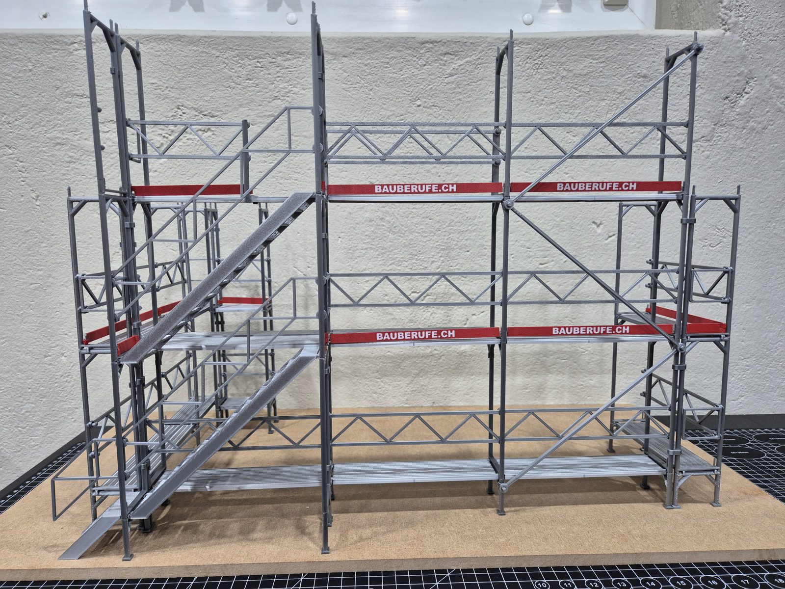 Modell eines Gerüsts mit Treppen auf einer Holzplatte