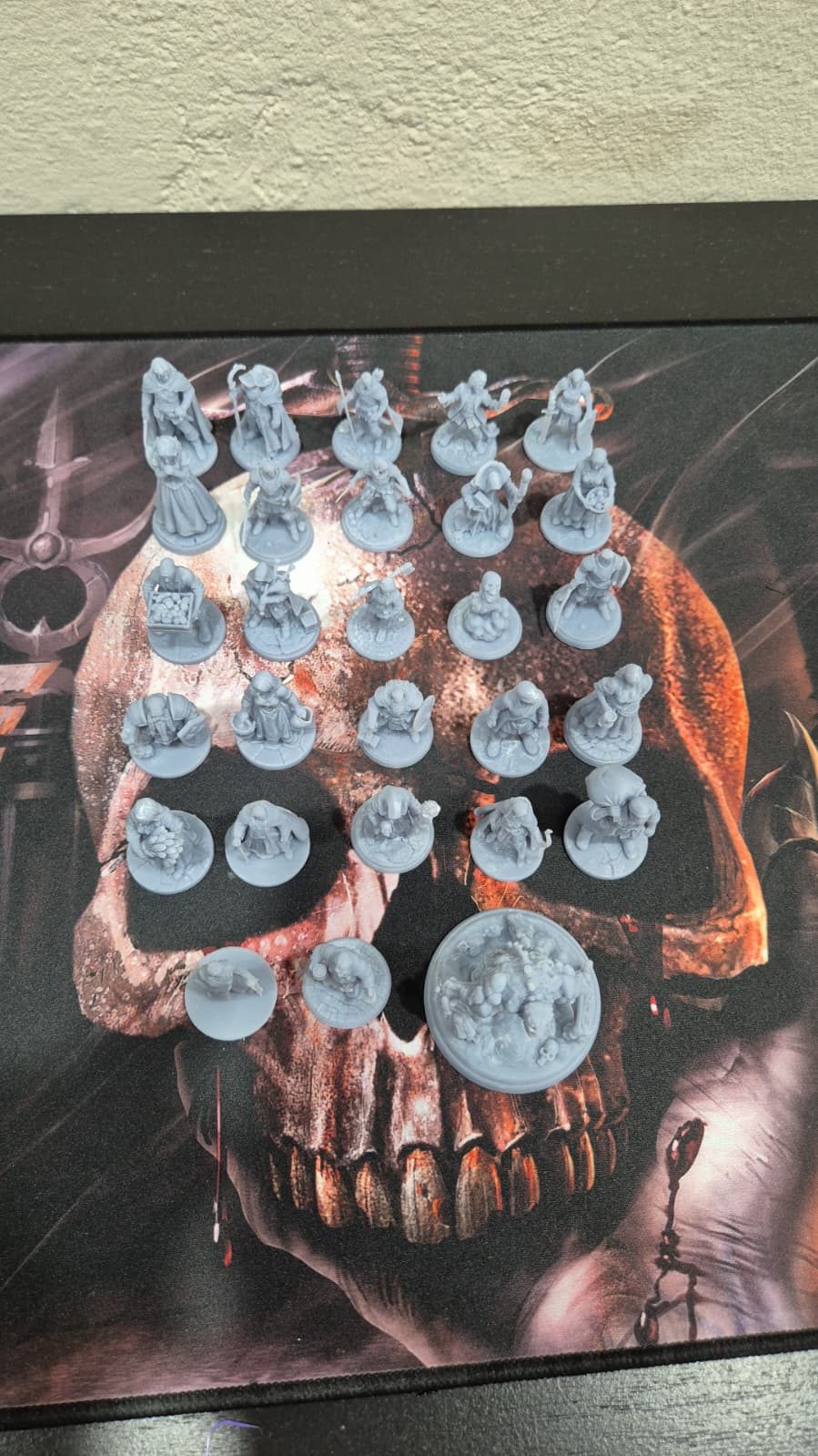 Viele kleine graue Figuren aus dem 3D-Drucker auf einer Unterlage